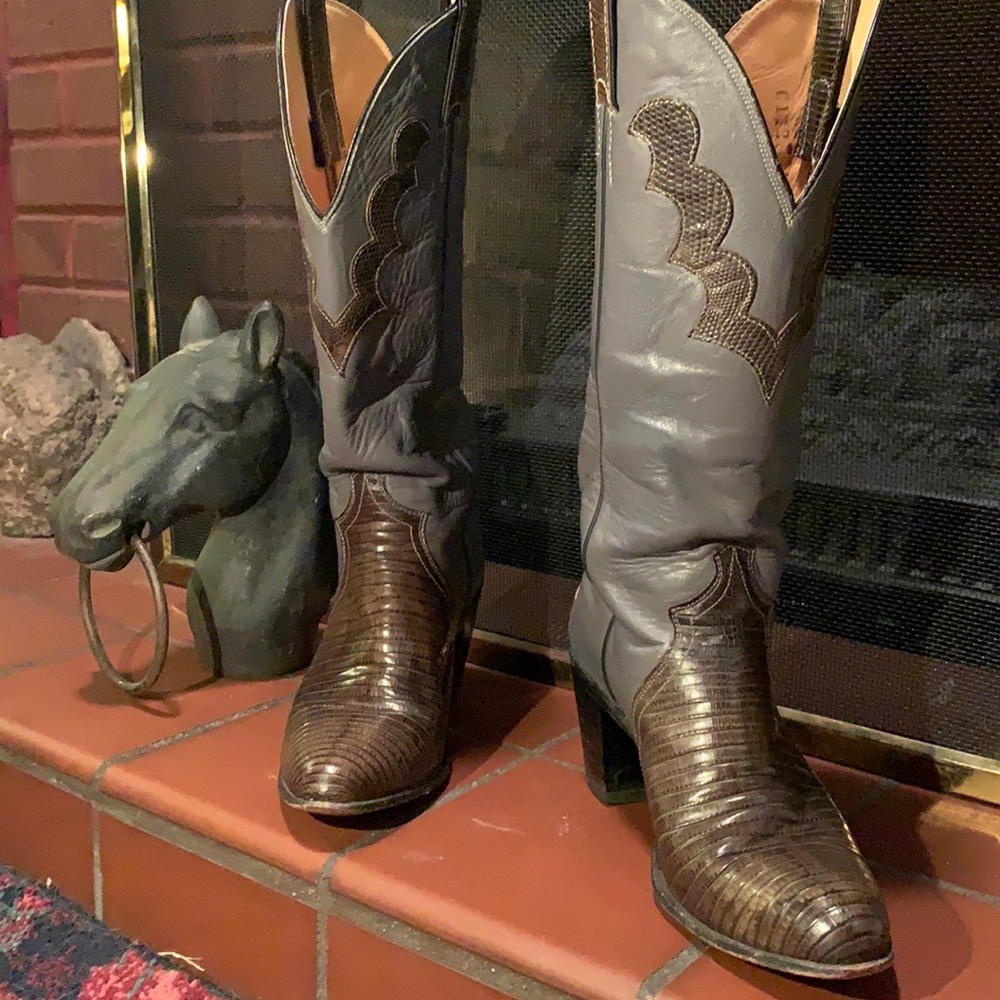 6B Justin Ladies western boots. Gray and Lizard Brown. Tall with a hi heel.🤠♥️
